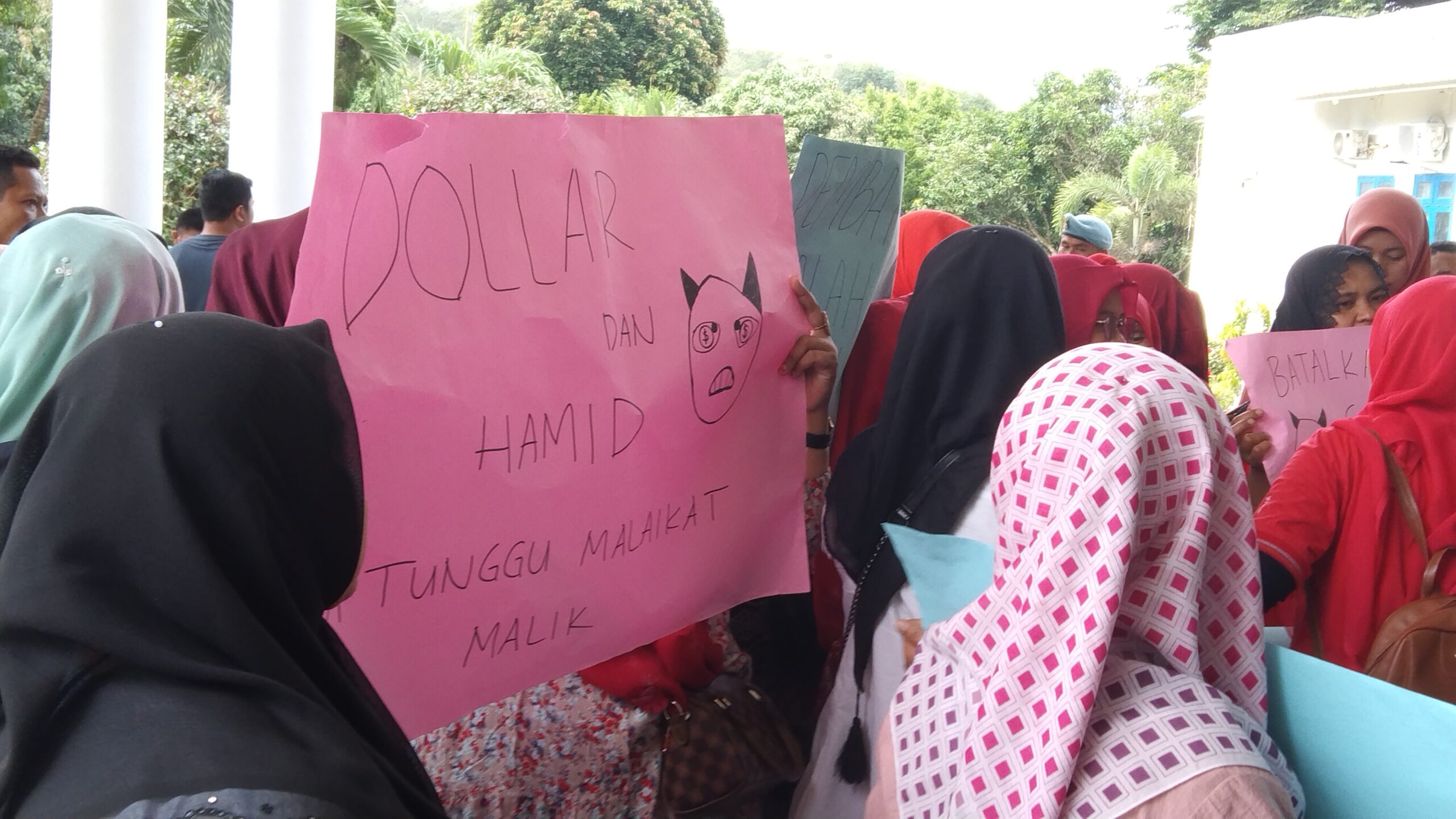 Massa PPPK guru membentangkan poster bertuliskan 'Dolllar dan Hamid' malaikat malik, Rabu (10/1/2024) fhoto : Syahren / Wartamandailing.