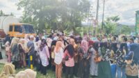 Ratusan guru yang gagal lolos seleksi PPPK menggelar aksi di depan rumah dinas Bupati Madina, Jumat (12-1-2024) fhoto : Syahren / Wartamandailing.