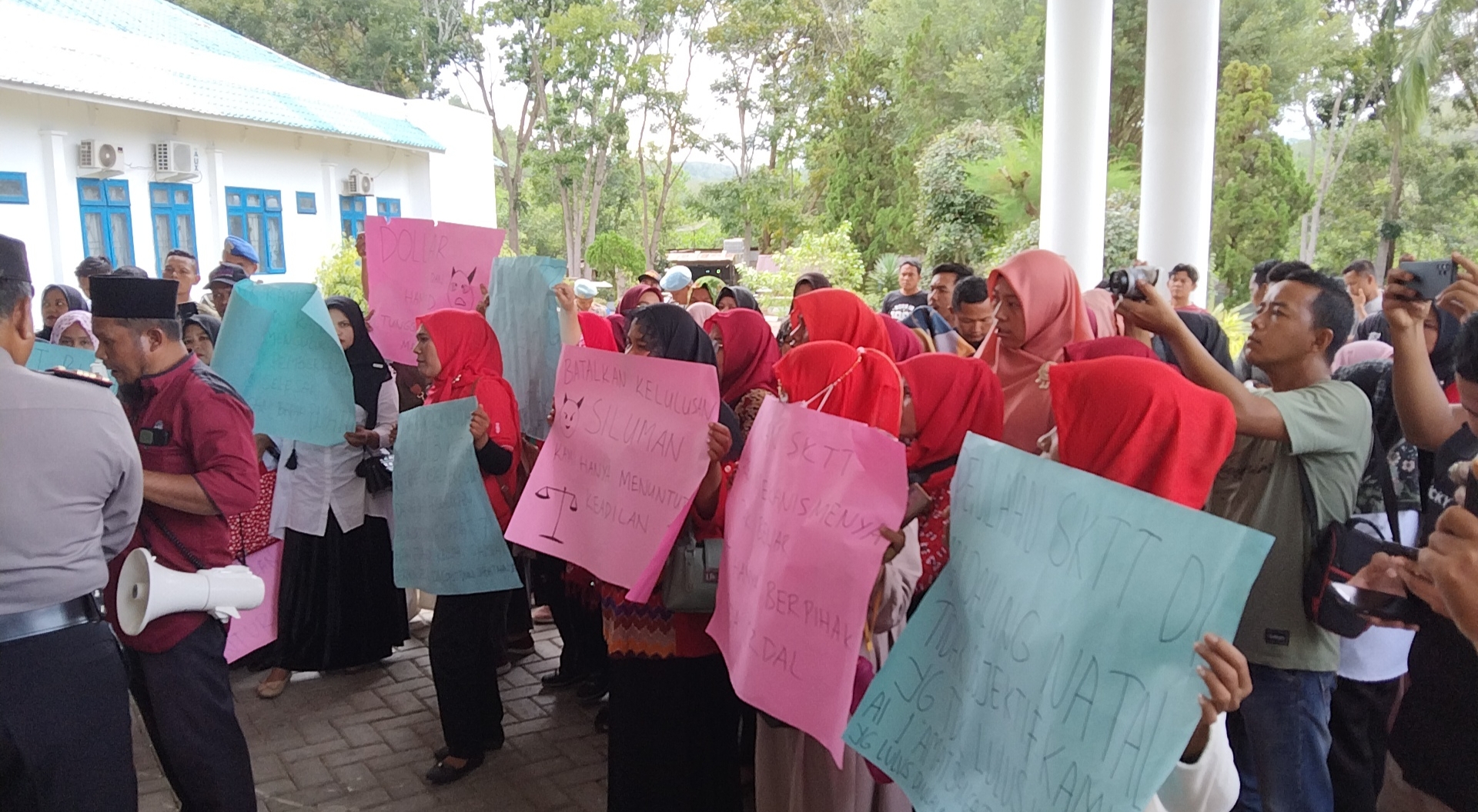 Sejumlah guru peserta PPPK 2023 meminta pemerintah daerah membatalkan nilai SKTT, Rabu (10-1-2024) fhoto : Syahren / Wartamandailing.