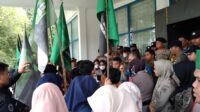 Himpunan mahasiswa Indonesia (HMI) cabang Mandailing Natal kembali melanjutkan aksi unjuk rasa di depan kantor Bupati Madina, Rabu (17/1/2024) Syahren / Wartamandailing.