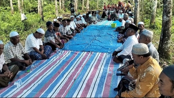 Para kaum bapak tampak duduk bersila diatas tikar dan dibawah tenda saat mengikuti syukuran dan doa, fhoto : Istimewa.