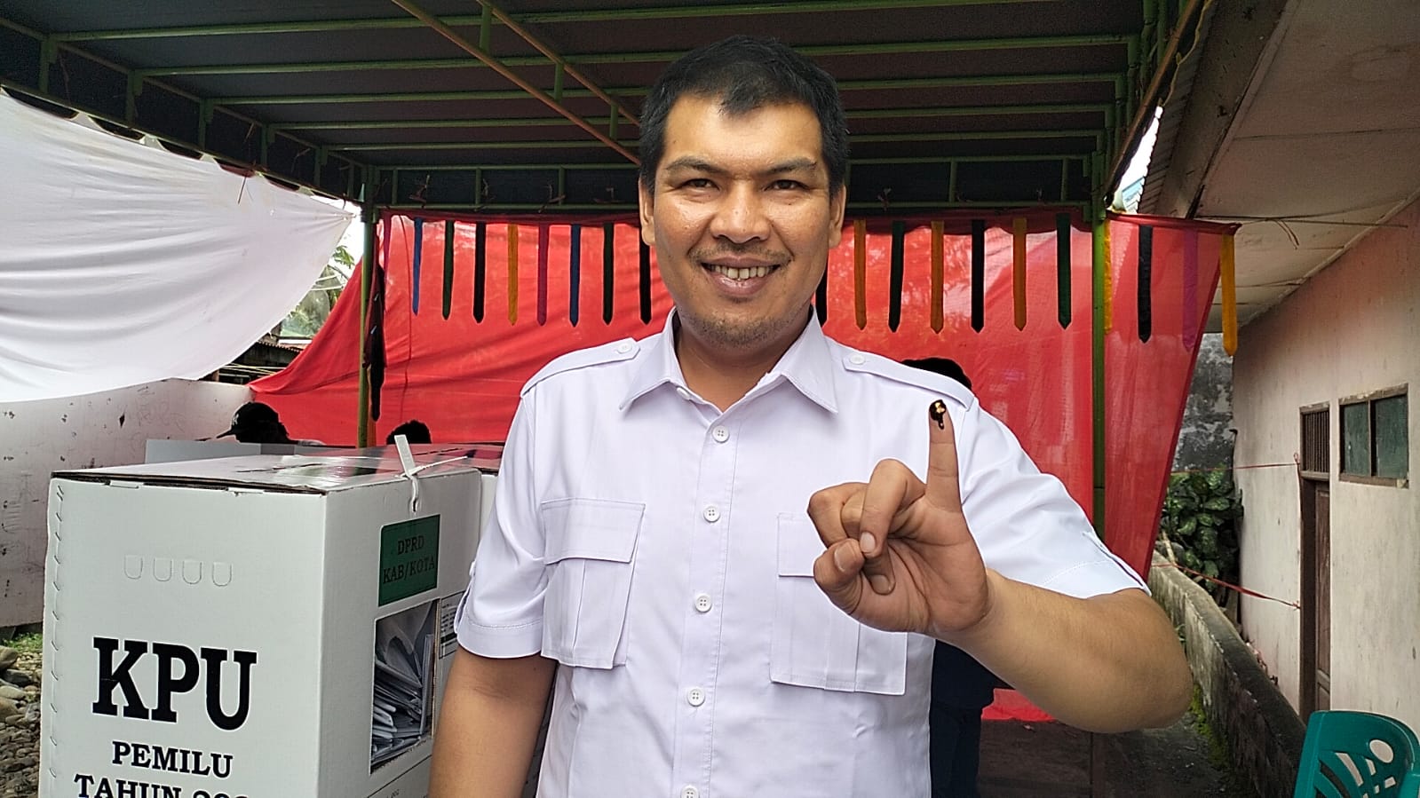 Rahmat Rayyan Nasution memberikan hak suaranya di Tempat Pemungutan Suara (TPS) 02 Desa Hutabaringin TB Kecamatan Kotanopan Kabupaten Mandailing Natal, Rabu (14/02/2024) fhoto : Istimewa.