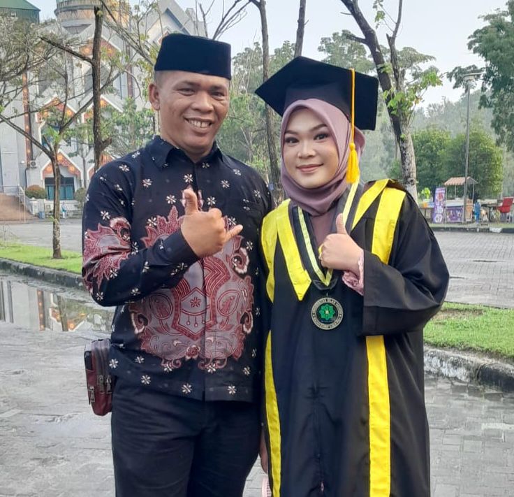 M Syawaluddin (kiri) sang Ayah yang berprofesi sebagai Jurnalis media Online Metro7News.Com bertugas di Kabupaten Mandailing Natal. Darliana Eka Putri (kanan) mendapatkan Cumlaude pada wisuda program sarjana periode 1 tahun ajaran 2024-2025 di Universitas Islam Negeri Sultan Syarif Kasim (UIN SUSKA) Riau, Senin (19/02/2024).