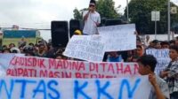 Aliansi Masyarakat dan Mahasiswa Mandailing Natal (AM3SU) menggelar aksi damai di Polda Sumut, Kamis (1/2/2024) fhoto : Istimewa.