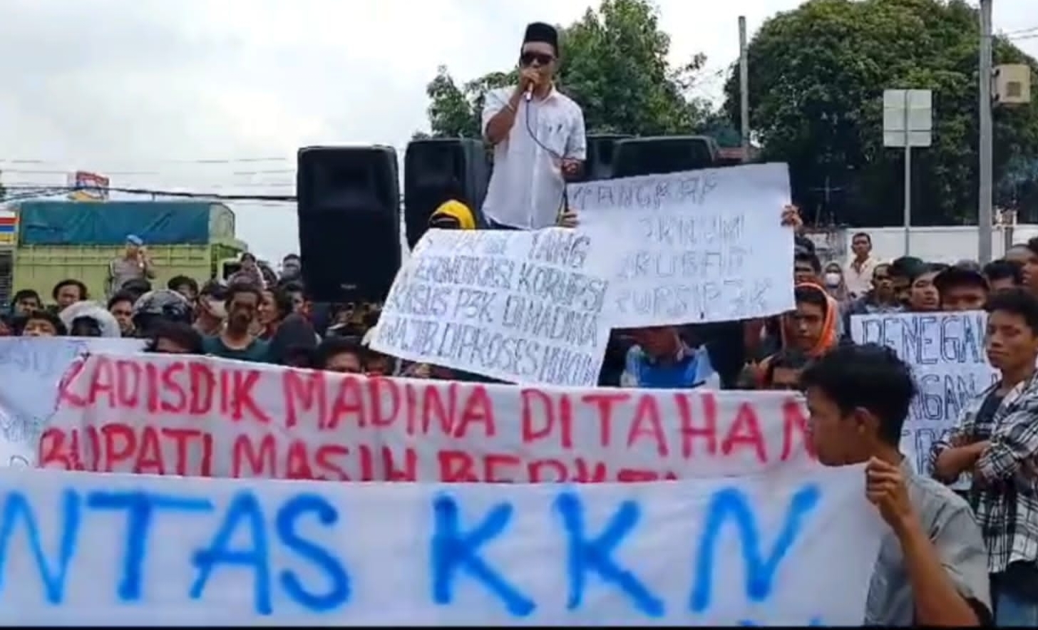 Aliansi Masyarakat dan Mahasiswa Mandailing Natal (AM3SU) menggelar aksi damai di Polda Sumut, Kamis (1/2/2024) fhoto : Istimewa.
