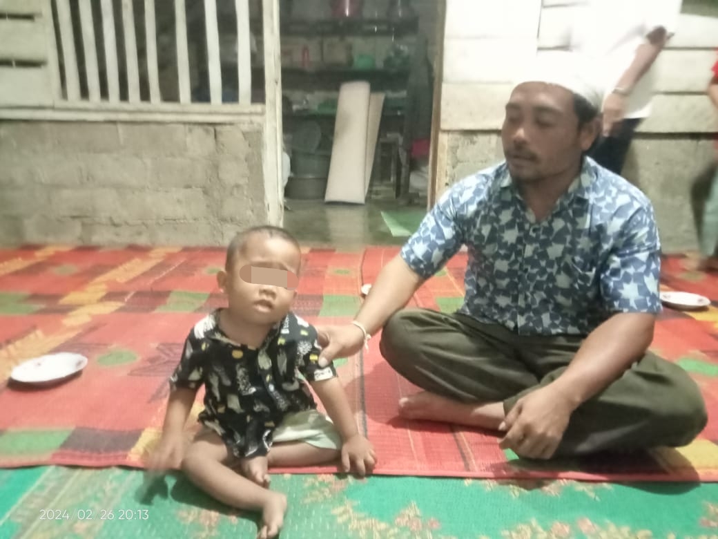 Agus Salim penderita stunting anak ke empat dari pasangan Sulaiman (34) dan Alm Fitri Hartati (33) warga Banjar Aur Utara, Kecamatan Sinunukan, kamis (29/2/2024) fhoto : Istimewa.