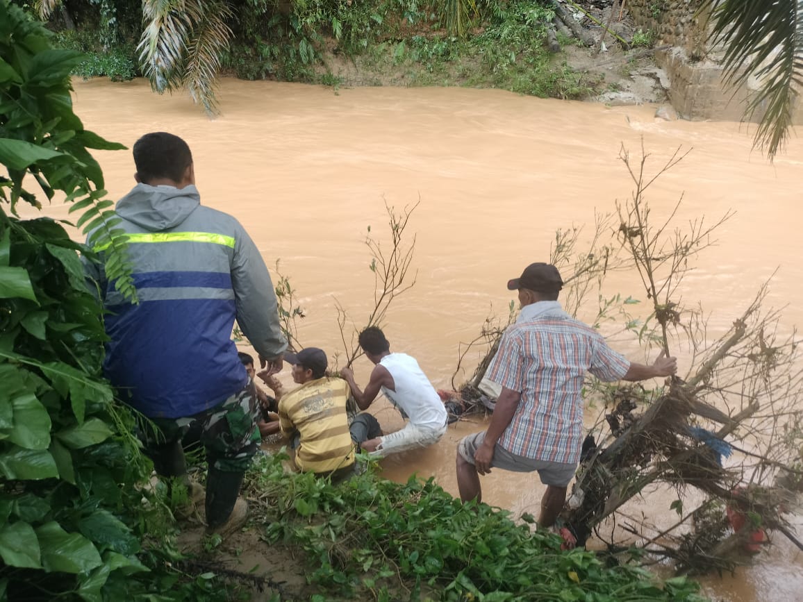 Warga mengevakuasi korban hanyut di Sungai Aek Sinakakok, Kecamatan lingga Bayu, Jumat (8/3/2024) fhoto : Istimewa.