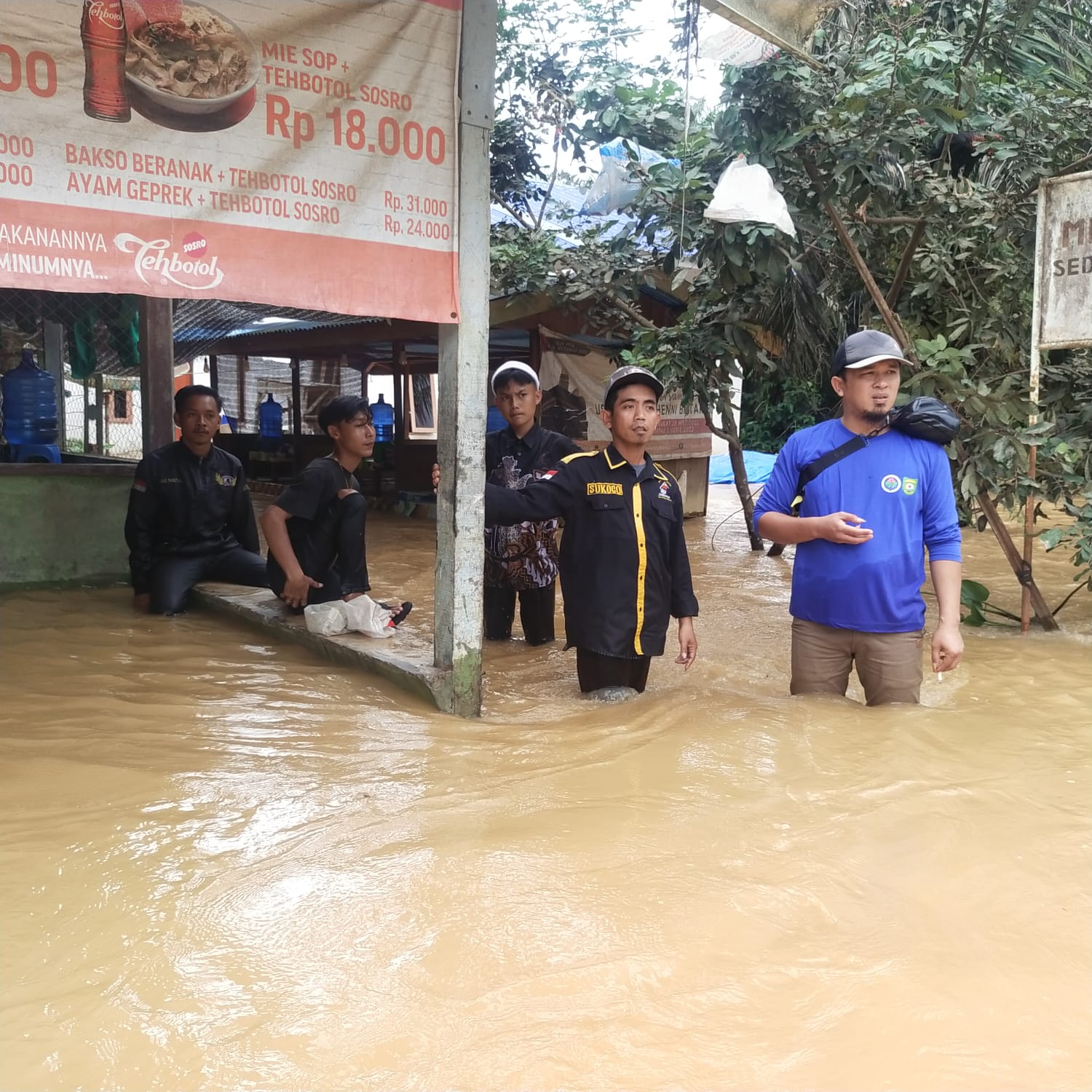 Baju biru, Ardiansyah Nasution Calon Anggota Legislatif (Caleg) DPRD Madina terpilih dari Partai Gerindra saat membantu evakuasi korban banjir, Jumat (8/3/2024) fhoto : Istimewa.