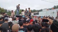 Ratusan massa Aliansi Masyarakat Ulu Sosa Unjuk rasa di depan kantor Komisi Pemilihan Umum (KPU) Kabupaten Padang Lawas, Jumat (8/3/2024) fhoto : Istimewa.