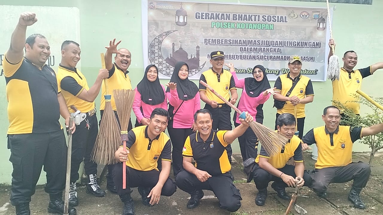 Jelang Ramadhan, Personil Polsek Kotanopan Bersihkan Masjid Dan Santuni Anak Yatim, fhoto : Istimewa.