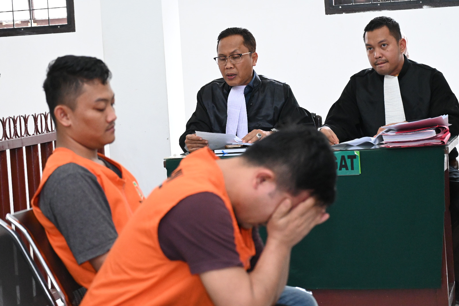 Kajari Padangsidimpuan, Dr. Lambok M.J Sidabutar (Kanan pakaian Toga) saat membacakan tuntutan pada sidang perkara narkotika di ruang sidang Tirta PN Padangsidimpuan, Selasa (26/3/2024) fhoto : Istimewa