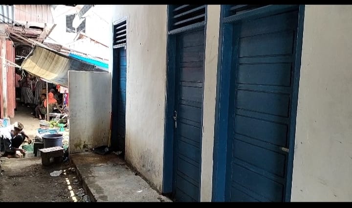 Sudah lebih setahun bangunan kamar mandi atau MCK di pusat Pasar Kotanopan, Kabupaten Mandailing Natal tidak bisa difungsikan, Selasa (26/3/2024) fhoto : Istimewa.