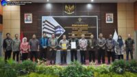 Dr. Edy Junaedi Harahap, S.STP, M.Si, Pj Bupati Palas menyerahkan LKPD tahun anggaran 2023 kepada Badan Pemeriksa Keuangan (BPK) RI Perwakilan Provinsi Sumatera Utara, fhoto : Istimewa.