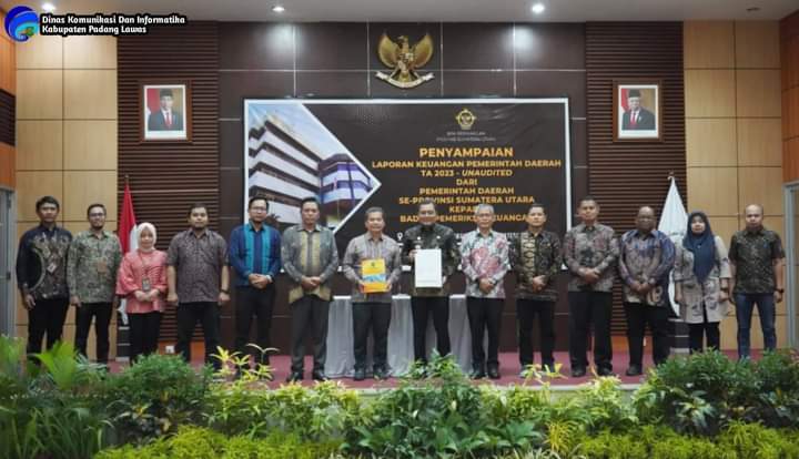 Dr. Edy Junaedi Harahap, S.STP, M.Si, Pj Bupati Palas menyerahkan LKPD tahun anggaran 2023 kepada Badan Pemeriksa Keuangan (BPK) RI Perwakilan Provinsi Sumatera Utara, fhoto : Istimewa.