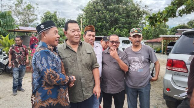 Melepas rindu dengan teman dan kerabat, Dahlan Hasan Nasution poto bersama di halaman hotel rindang, Senin (4/3/2024) fhoto : Syahren / Wartamandailing.