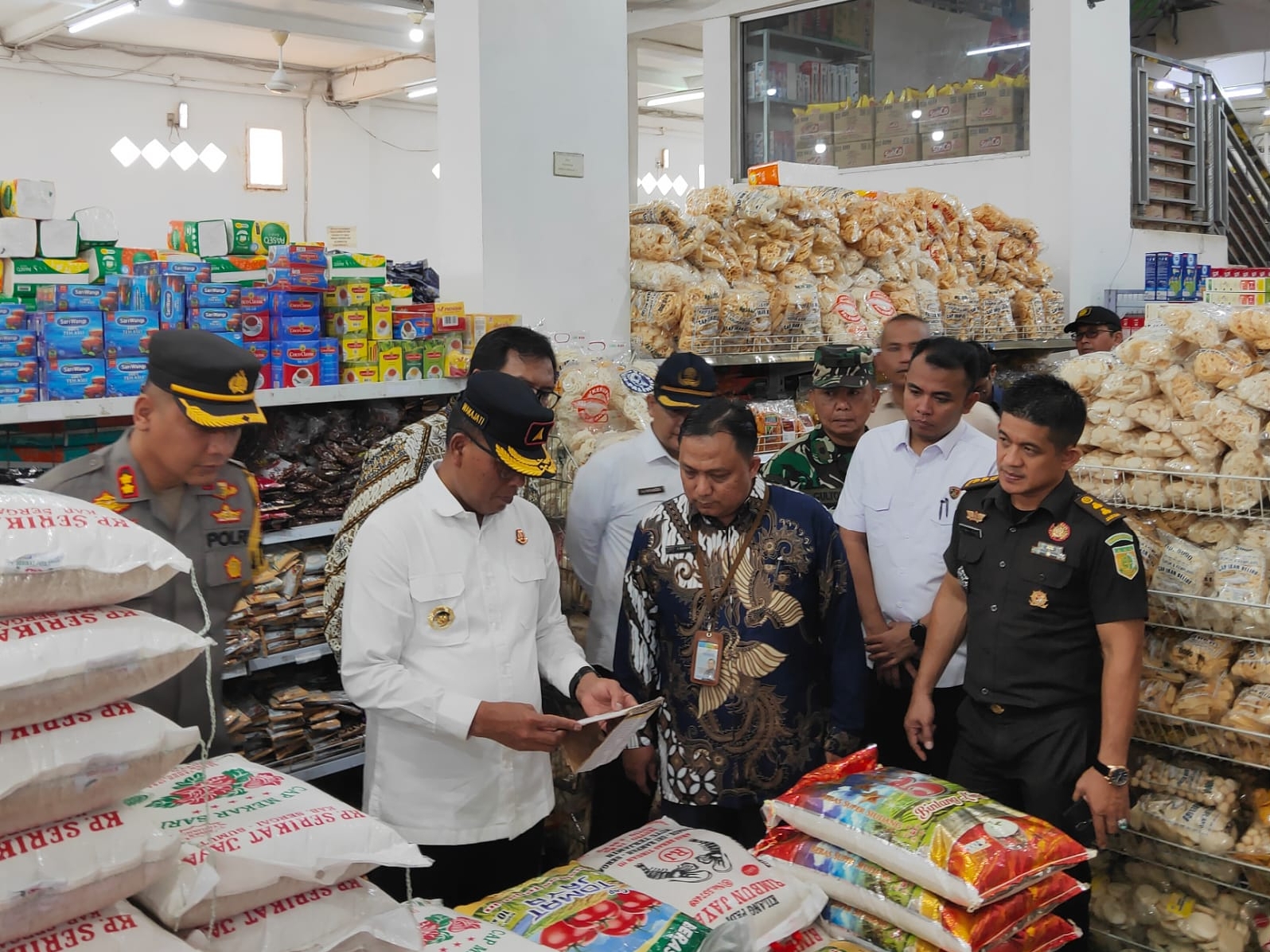 Tim Pengendali Inflasi Daerah (TPID) dan Satgas Pangan Kabupaten Tapanuli Tengah (Tapteng) melakukan Sidak Pasar ke Pasar Tradisional dan Pasar Modern di Kecamatan Pandan. Rabu, (20/03/2024) fhoto : Istimewa.