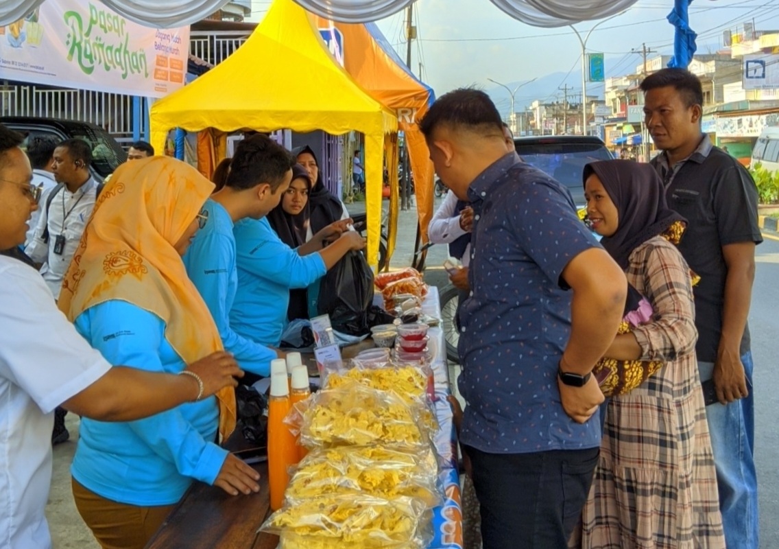 Pasar Ramadhan 2024 BRI Branch Office Panyabungan dengan mengambil tema "Berbagi Berkah Dagang Mudah Belanja Murah" di depan kantor BRI unit Panyabungan, fhoto : Istimewa.