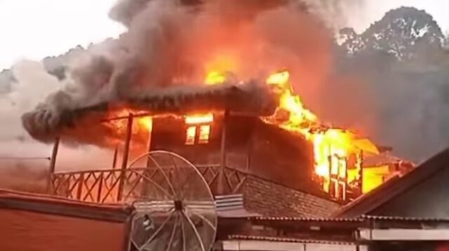 Warga Desa Hutapungkut julu digegerkan dengan kebakaran hebat yang melahap tiga unit rumah di Desa Hutapungkut Julu, Kecamatan Kotanopan, Kabupaten Mandailing Natal, fhoto : Istimewa.