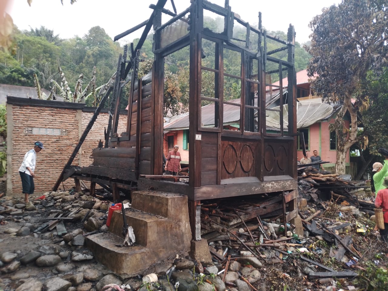 Rumah panggung milik Nenek Nurliana (75) warga Desa Usor Tolang ludes terbakar pada Senin (01/04/2024), malam, fhoto : Istimewa