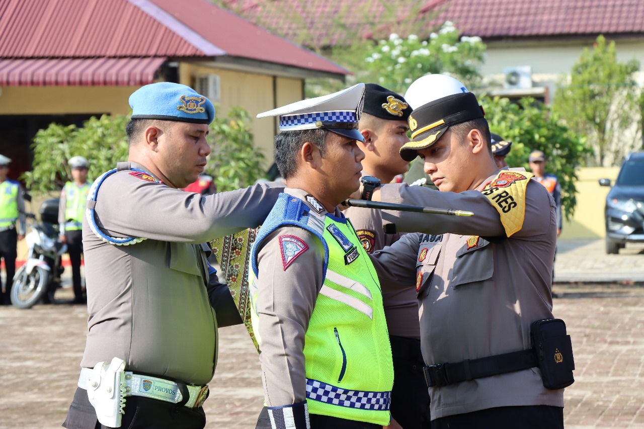 Polres Tapanuli Tengah laksanakan apel gelar pasukan operasi Ketupat Toba 2024 dalam rangka menjaga keamanan dan kelancaran arus mudik serta perayaan Hari Raya Idul Fitri tahun 1445 H. Rabu, (03/04/2024). foto : Istimewa.