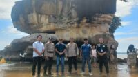 Wisatawan asal kota Medan dan keluarga dari jambi berswafo di tempat wisata batu badaun bersama anggota Polsek MBG, Kamis, (11/4/2024) fhoto : Ist.