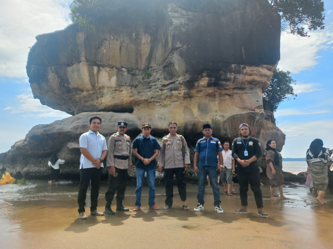 Wisatawan asal kota Medan dan keluarga dari jambi berswafo di tempat wisata batu badaun bersama anggota Polsek MBG, Kamis, (11/4/2024) fhoto : Ist.