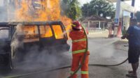Petugas pemadam kebakaran Madina melalui Unit Natal berjibaku memadamkan api di area SPBU Natal, fhoto : Dok Damkar Madina.