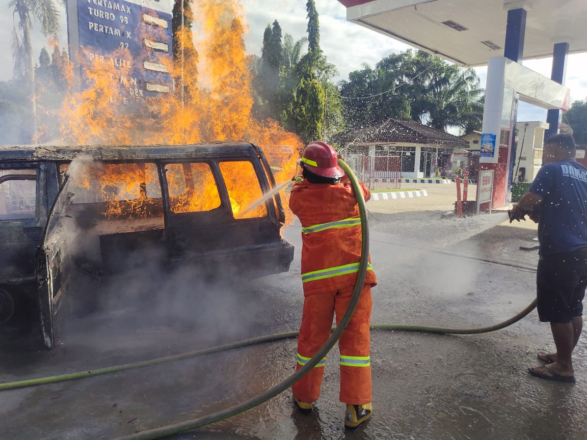 Petugas pemadam kebakaran Madina melalui Unit Natal berjibaku memadamkan api di area SPBU Natal, fhoto : Dok Damkar Madina.