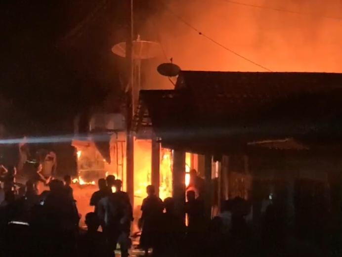 Rumah bertingkat milik Nasaruddin warga Desa Parlampungan ludes terbakar, Sabtu (6/4/2024) fhoto : Istimewa.