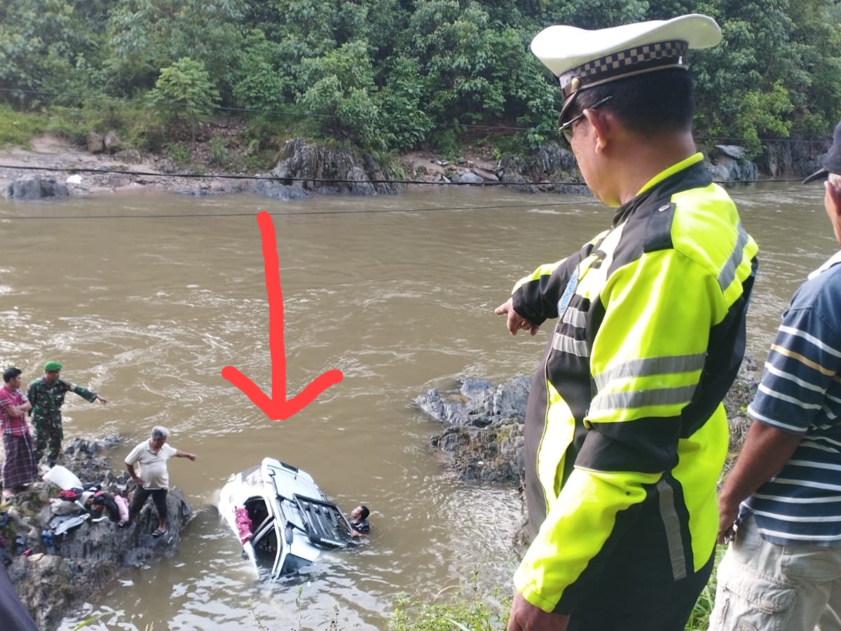 Mobil Toyota Rush bernopol B 2325 JMZ jatuh ke Sungai Batang Natal, Selasa (23/4/2024) fhoto : Istimewa.