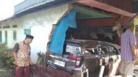 Sebuah mobil minibus Daihatsu Sigra bernopol BH 1748 FS ringsek usai nyungsep dan menabrak dua rumah di jalan Willem Iskandar, Desa Pidoli Lombang, Rabu (24/4/2024) fhoto : Wartamandailing.