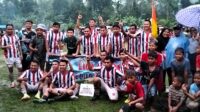 Tim GELORA FC saat diabadikan bersama hadiah dan trofi juara pertama pada Liga PORTA 2024 yaitu GELORA FC di lapangan Kelurahan Tamiang Kecamatan Kotanopan, Selasa (04/02/2024). fhoto : Munir Lubis / Wartamandailing.