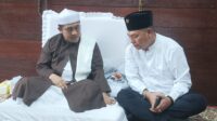 Silaturahmi Nikson Nababan disambut baik oleh Tuan Guru Besilam, Syekh Zikmal Fuad Mursyid sembari bercerita banyak hal, Selasa (7/5/2024) fhoto : Istimewa.