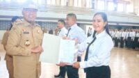 Pj. Bupati Tapteng, Dr Sugeng Riyanta . Serahkan Surat Kerja (SK) kepada Pegawai PPPK di Gedung serbaguna Pandan, fhoto : Istimewa.