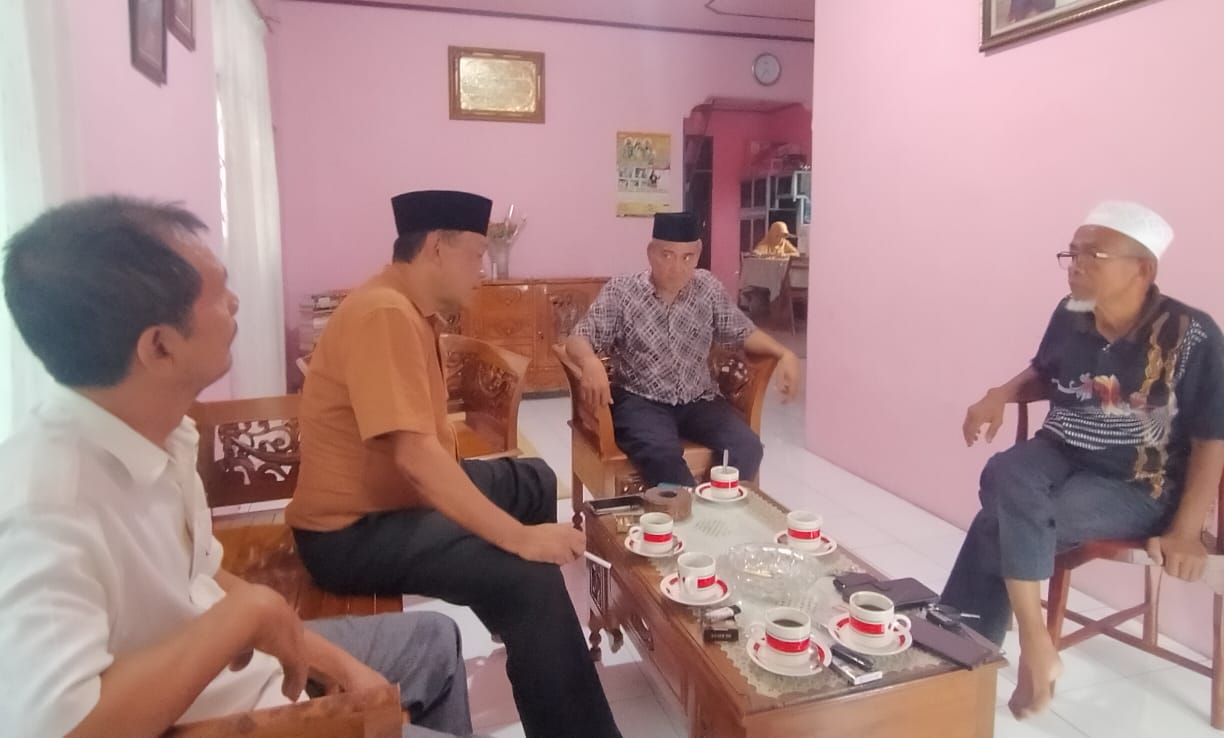 Datuk Rimambang Muarasipongi (kanan) Patuan Mandailing, H Hasanul Arifin Nasution (tengah) bersama rombongan saat bincang-bincang gagasan Patujoloon Mandailing Natal, Sabtu (18/5/2024) fhoto : Istimewa.