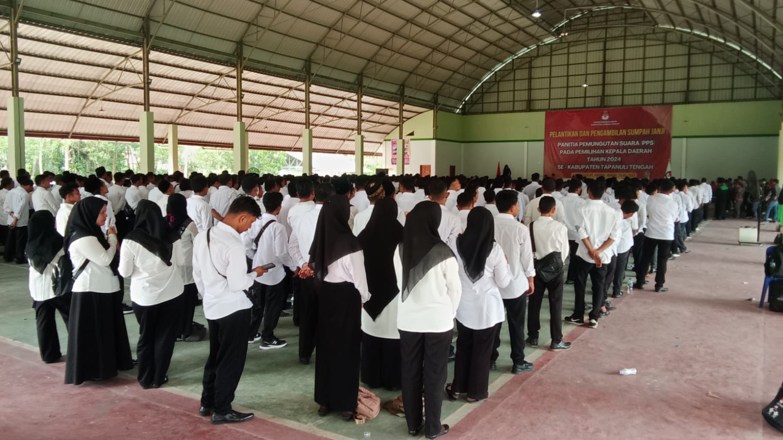 Pelantikan dan pengambilan sumpah janji 654 orang anggota PPS se-Kabupaten Tapanuli Tengah, Minggu (26/5/2024) fhoto : Istimewa.