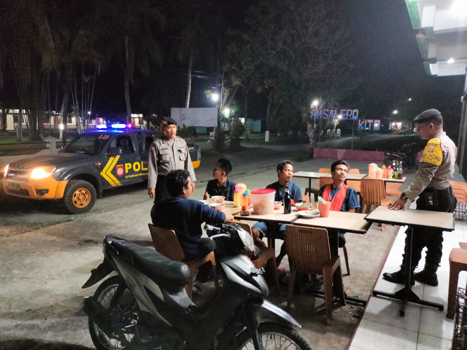 Cegah kejahatan jalan, Polres Tapteng laksanakan Patroli Blue Light, Minggu (26/5/2024) fhoto : Istimewa.