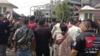 Puluhan warga datangi Kantor Bupati, warga meminta Bupati Tapteng copot Kades Masundung. Kamis (30/5/2024) fhoto : Istimewa.