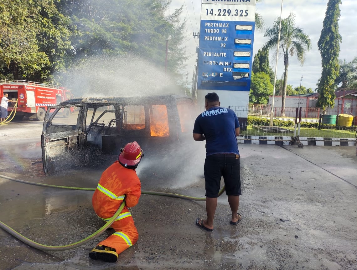 kebakaran mini bus Hijet 1000 di Stasiun Pengisian Bahan Bakar Umum (SPBU) 14-229325 Natal pada Selasa (23/04/24) lalu, fhoto : Istimewa.