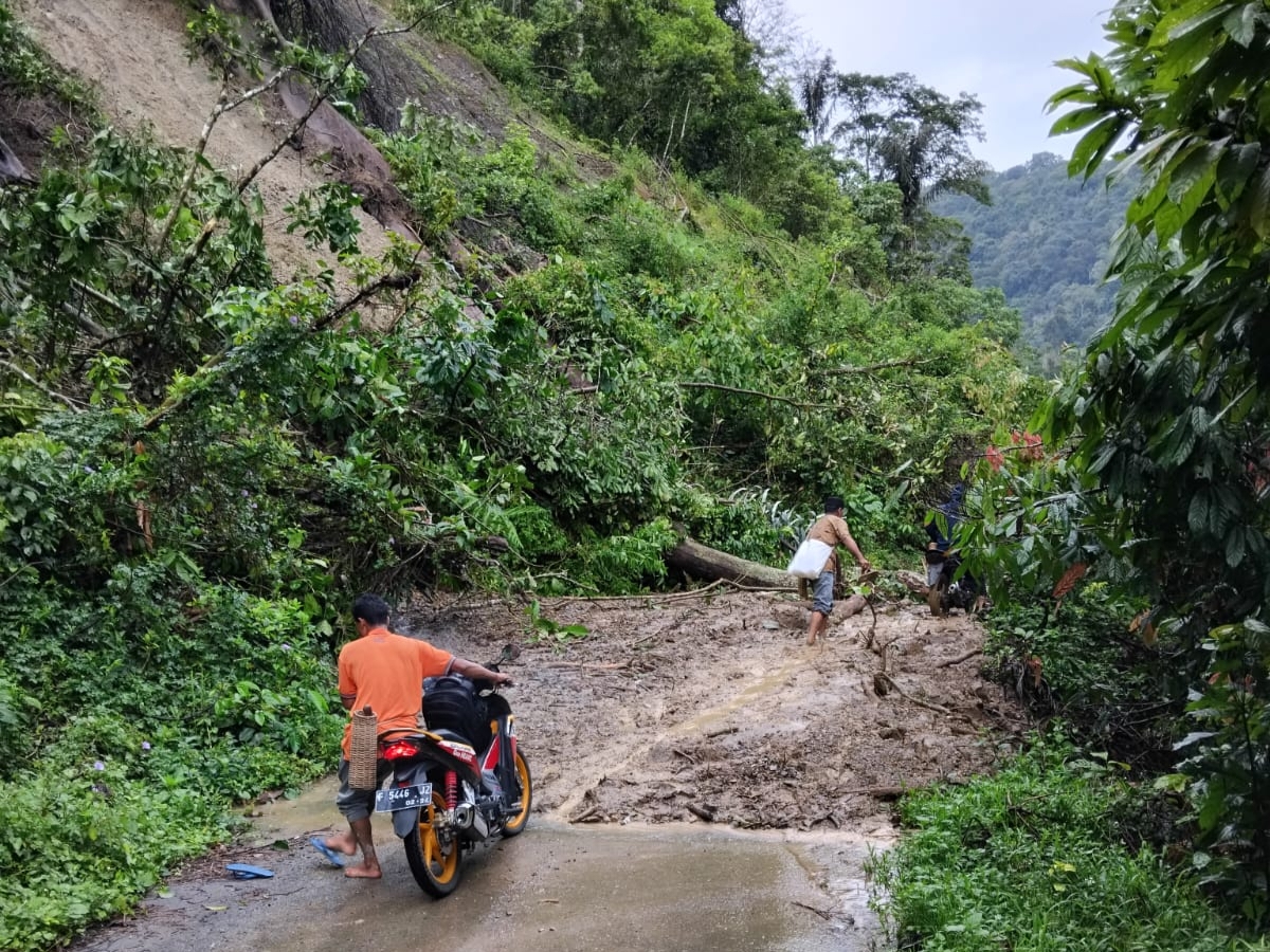 Jalan tertutup longsor diantara Desa Alahankae dan Desa Duhu Lombang, kecamatan Ulupungkut, Minggu (12/5/2024) fhoto : Istimewa.