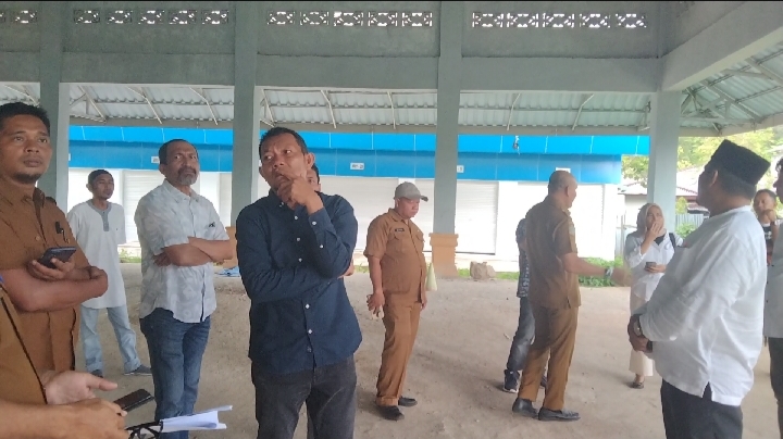 Cek kebenaran LKPJ, anggota DPRD Madina Tinjau proyek pembangunan Pasar eks bioskop Tapanuli, Selasa (7/5/2024) fhoto : Wartamandailing.
