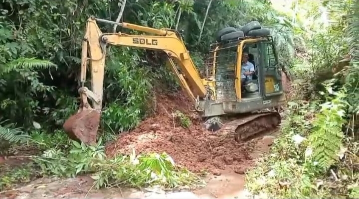 Satu unit alat berat excavator membersihkan material longsor yang menutupi badan jalan menuju Desa Gunungtua SM-Kotanopan, fhoto : Munir Lubis / Wartamandailing.