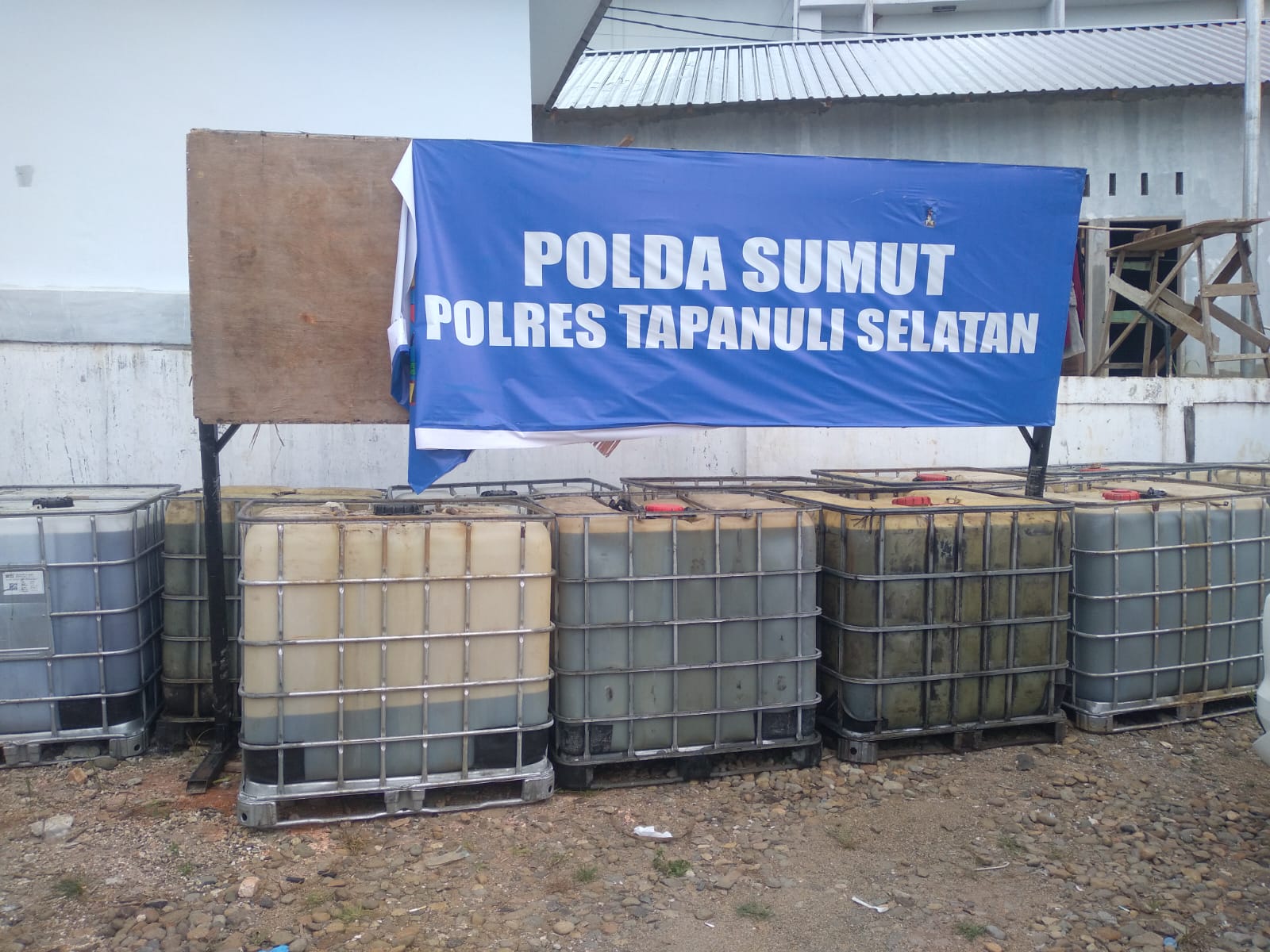 Polres Tapsel berhasil menyita barang bukti berupa 10 ton BBM bersubsidi jenis solar di Desa Tolang Jae, Kec. Sayur Matinggi. fhoto : Istimewa.