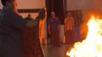 Salah satu pekerja Bank BRI Panyabungan memeragakan cara memadamkan api yang dilatih langsung oleh petugas Satpol-PP dan pemadam kebakaran Kabupaten Mandailing Natal. Kamis (6/6/2024) fhoto : Istimewa.