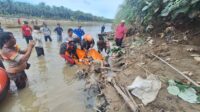 Korban ditemukan sekitar 3 kilometer di hilir sungai mengapung dan tersangkut kayu di pinggir Sungai Barumun. Selasa (16/7/2024) Dok : Tim SAR Madina.