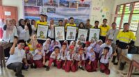 Terlihat anak-anak SDN 041 Tanjung Sialang ceria dan bahagia saat membuat mozaik pahlawan pada kegiatan hari lingkungan hidup sedunia 2024, fhoto : Istimewa.