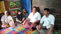 Camat Kotanopan Agus Salim menyerahkan bantuan Kepala Dinas Pendidikan Kabupaten Mandailing Natal M. Sahnan Pasaribu kepada Fatimah, fhoto : Istimewa.
