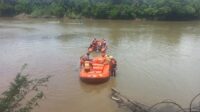 Tim Sar gabungan melakukan pencarian dengan menggunakan perahu karet menyisir aliran sungai dari titik awal korban terseret. fhoto : Istimewa.