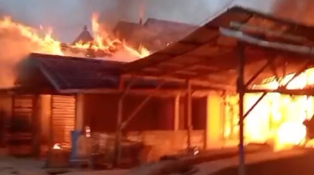 Heboh, sejumlah rumah terbakar di Nagajuang, fhoto : tangkapan layar.